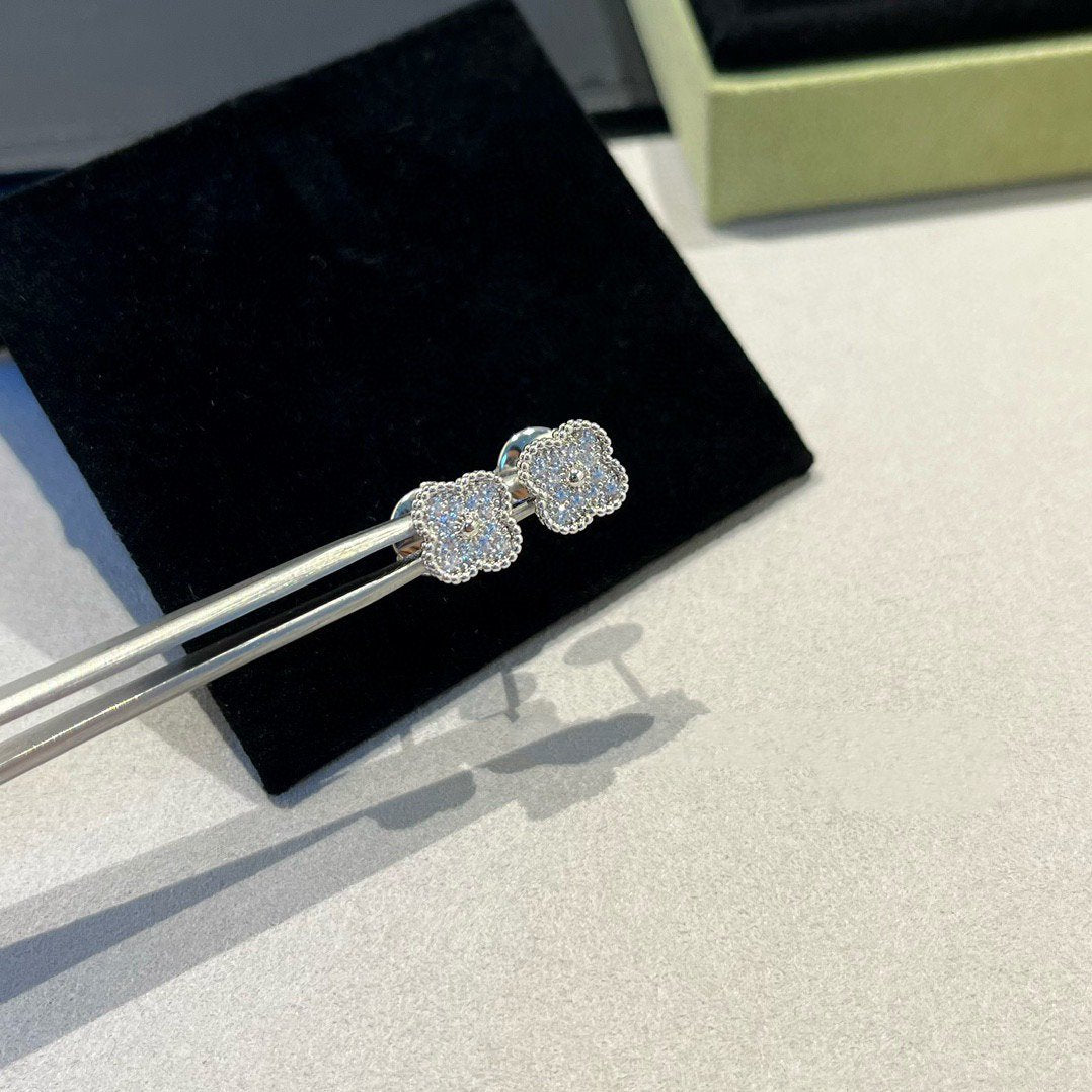 Mysitc CLOVER MINI DIAMOND STUD EARRINGS