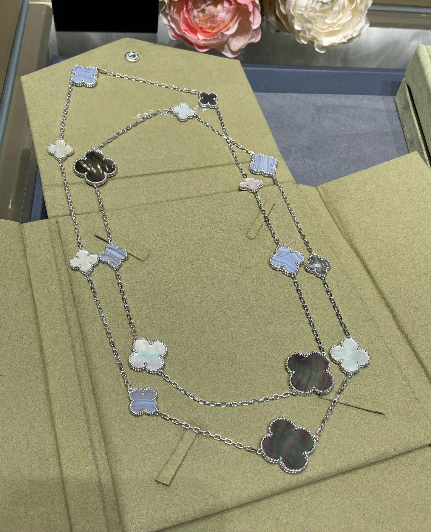 [Mystic]CLOVER 16 MOTIF CHALCEDONY MOP SILVER NECKLACE