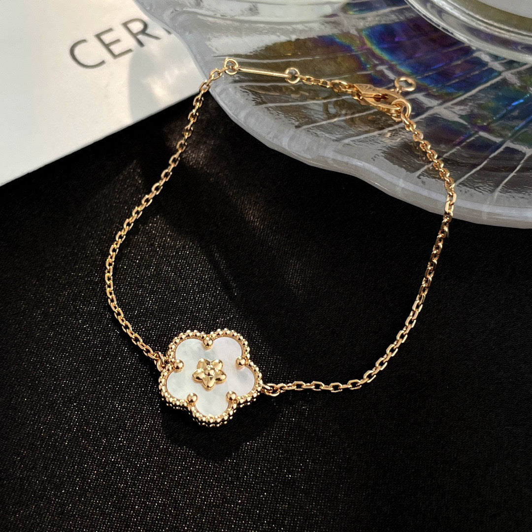 [Mystic]LUCKY WHITE MOP PLUM BLOSSOM  BRACELET