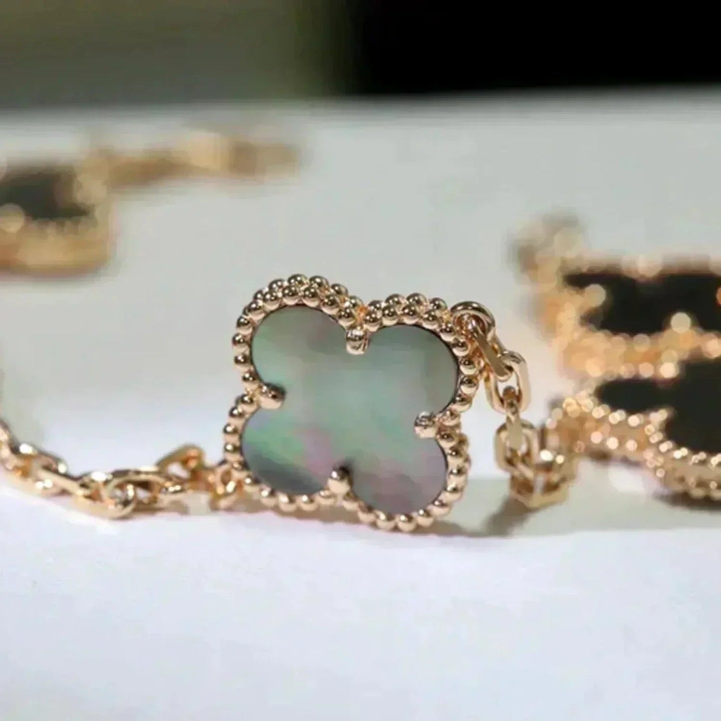 [Mystic] CLOVER 5 MOTIF GRAY MOP BRACELET COLLECTION